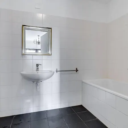 Long Term - Beautiful Center Free Parking *