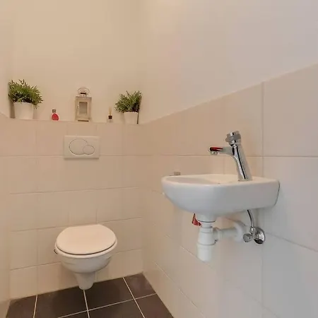 Long Term - Beautiful Center Free Parking Apartment *