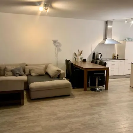 Long Term - Beautiful Center Free Parking Apartment *