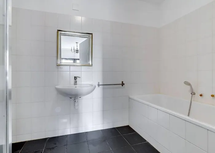 Long Term - Beautiful Center Free Parking *