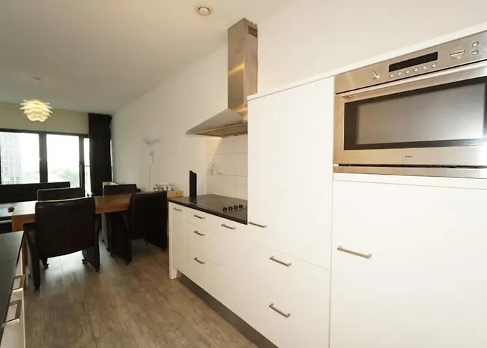 Long Term - Beautiful Center Free Parking Apartment *