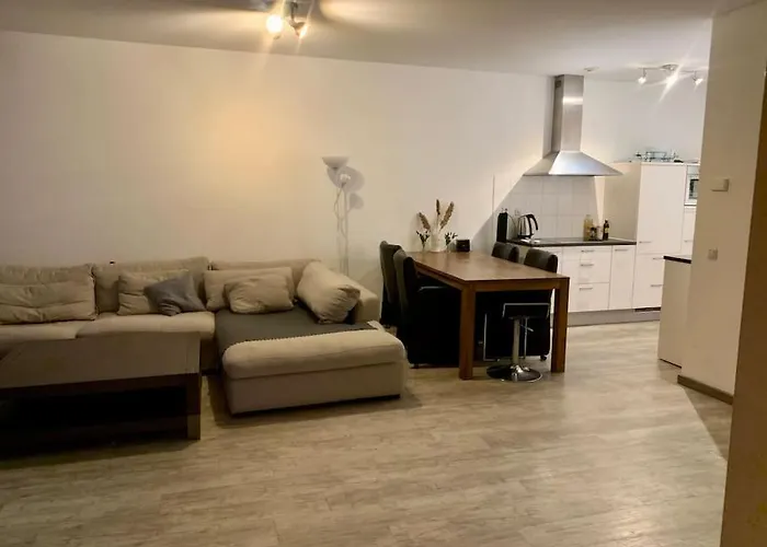 Long Term - Beautiful Center Free Parking Apartment *