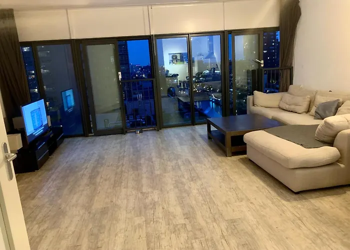 Long Term - Beautiful Center Free Parking Apartment *